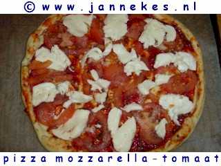 recept voor pizza met mozzarella en tomaat